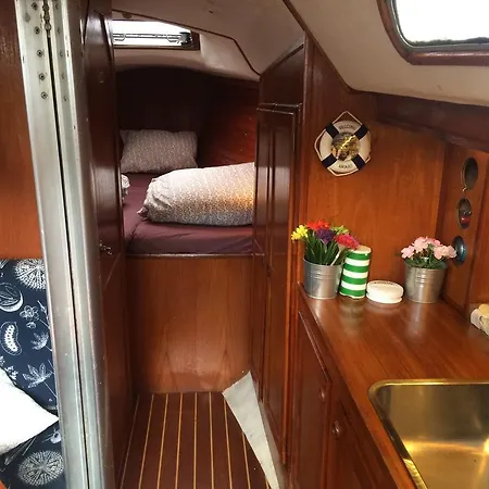 Cosy Boat In Bryggen